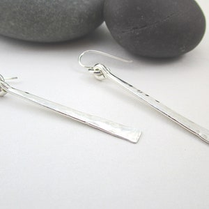 Lange Sterling Silber Bar Baumeln Tropfen Ohrringe, gehämmert Metall Ohrringe, Minimalist Silber Schmuck