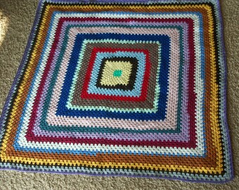 schöne gehäkelte Decke im Quadrat