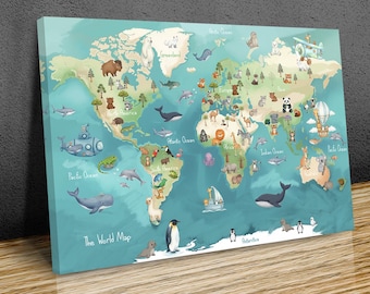 Może przedstawiać: Kolorowa ilustracja mapy świata z kreskówkowymi zwierzętami i zabytkami. Mapa znajduje się na płótnie, z jasnoniebieskim tłem i napisem "The World Map". Grafika zawiera ilustracje zwierząt takich jak niedźwiedzie, wieloryby i pingwiny.