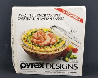1987 Pyrex 1,5 Qt Caçarola coberta com botão de cor arco-íris Prato de vime Pyrex 6230-CB