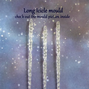 Peut inclure: Trois moules &agrave; gla&ccedil;ons longs et transparents, chacun d'environ 12,7 cm de long, sont pr&eacute;sent&eacute;s sur un fond bleu avec des mouchetures blanches. Le texte "Long Icicle mould" et "check out the mould picture inside" est visible.