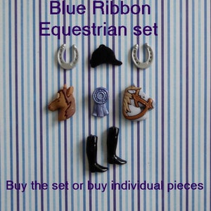 Könnte beinhalten: Ein Reitset mit blauem Band, Hufeisen, Reithelm, Pferdeköpfen und Reitstiefeln. Der Text lautet "Blue Ribbon Equestrian set" und "Buy the set or buy individual pieces."