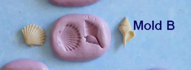 K&ouml;nnte beinhalten: Auf hellblauem Hintergrund befinden sich eine Muschel, eine Muschelform und eine Kegelmuschel. Die Muschel ist beige, die Form ist lavendelfarben und die Kegelmuschel ist beige. Der Text "Mold B" ist in Dunkelblau.