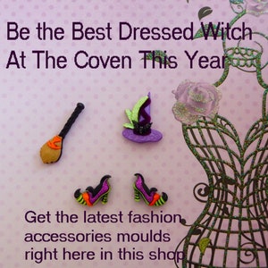 Könnte beinhalten: Ein Set aus drei kleinen Dekorationsartikeln, bestehend aus einem Besen, einem spitzen Hut und einem Paar hochhackiger Schuhe in den Farben Lila, Grün, Orange und Schwarz. Der Text lautet: Be the Best Dressed Witch At The Coven This Year und Get the latest fashion accessories moulds right here in this shop.