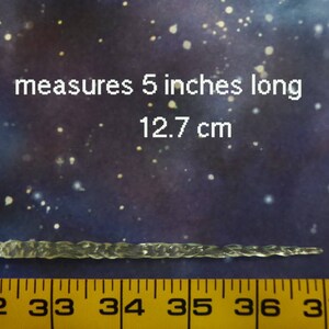 Peut inclure: Un gla&ccedil;on en verre transparent et torsad&eacute;, mesurant 12,7 cm de long, est pr&eacute;sent&eacute; sur un fond &eacute;toil&eacute;. Un m&egrave;tre ruban jaune avec des marques noires est positionn&eacute; le long du gla&ccedil;on, indiquant sa taille. Le texte "mesure 5 pouces de long 12,7 cm" est visible.
