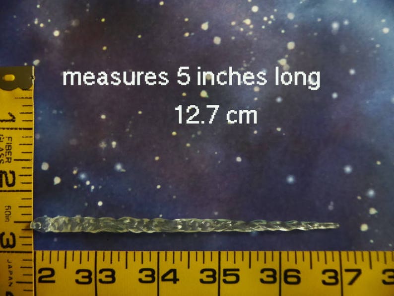 Peut inclure: Un gla&ccedil;on en verre transparent et torsad&eacute;, mesurant 12,7 cm de long, est pr&eacute;sent&eacute; sur un fond &eacute;toil&eacute;. Un m&egrave;tre ruban jaune avec des marques noires est positionn&eacute; le long du gla&ccedil;on, indiquant sa taille. Le texte "mesure 5 pouces de long 12,7 cm" est visible.