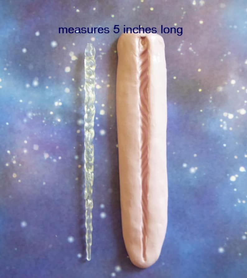 Peut inclure: L'image pr&eacute;sente deux objets sur un fond bleu parsem&eacute; de blanc. L'un est une forme de gla&ccedil;on claire et torsad&eacute;e, l'autre est une forme rose allong&eacute;e avec une rainure centrale. Le texte de l'image indique "mesure 5 pouces de long", soit environ 12,7 cm.