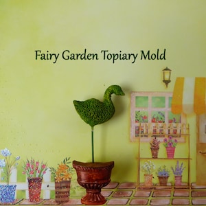 Könnte beinhalten: Eine grüne Topiary-Ente auf einem grünen Stiel, in einem braunen dekorativen Topf. Das Bild enthält den Text "Fairy Garden Topiary Mold" in Grün. Der Hintergrund ist hellgrün mit einer gemalten Gartenszene.