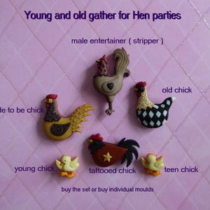 Könnte beinhalten: Eine Sammlung von Partyformen für Junggesellinnenabschiede, darunter ein Hahn, eine Braut-Henne und eine tätowierte Henne. Der Text lautet "Young and old gather for Hen parties" und "male entertainer (stripper)".