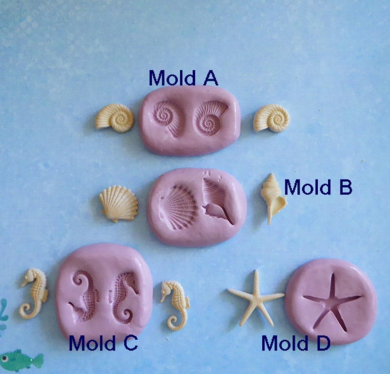 K&ouml;nnte beinhalten: Eine Auswahl an Muschel-Themenformen und fertigen Produkten. Das Bild zeigt vier rosa Formen mit den Bezeichnungen A bis D, jede mit einem anderen Muscheldesign. Begleitend zu den Formen sind fertige Muschelg&uuml;sse in Creme- und Beiget&ouml;nen, darunter ein Seestern und Seepferdchen.