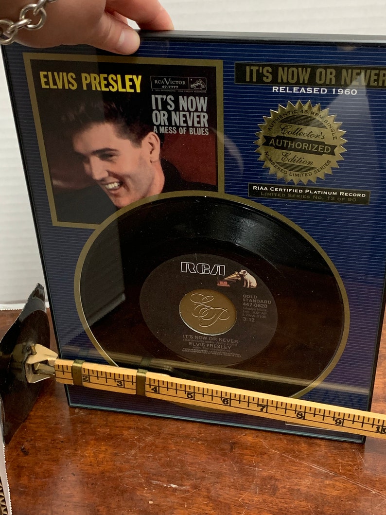 Vintage Elvis Its Now or Never Framed Collectible 45 immagine 5