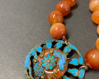 Collana di perline di corniola antica con piuma di martin pescatore e pendente in ottone