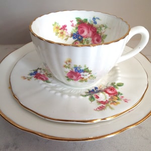 Juego de té con tres tazas de té de porcelana china de Radfords de la década de 1950. Taza de té blanca para una merienda