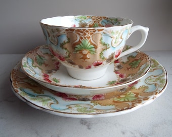 Taza de té victoriana y platillo y plato de pastel, pintado a mano con flores rosas. Trío de tazas de té de China antigua inglesa, para una fiesta de té por la tarde