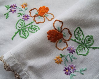 Vintage linen tea tray cloth with daffodils and flowers. 1950s English white linen tray cloth with hand embroidered flowers. For a tea party