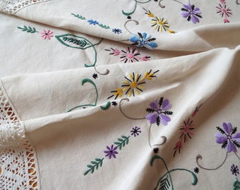 Vintage Vierkant Tafelkleed Met Bloemen En Bladeren. Handgeborduurd wit linnen tafelkleed met gehaakt kant. Vintage linnen voor een theekransje