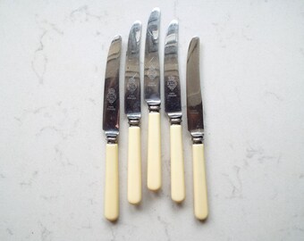 Vintage Butter Knives With Cream Handles. Five Vintage Tea Party Knives With Sheffield Stainless Steel Blades. For An Afternoon Tea Party