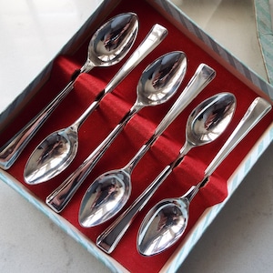 Vintage Teaspoons. Boxed Set Of Six 1970s English Silver Plated Tea Spoons, Made In Sheffield. Vintage Flatware For An Afternoon Tea Party
