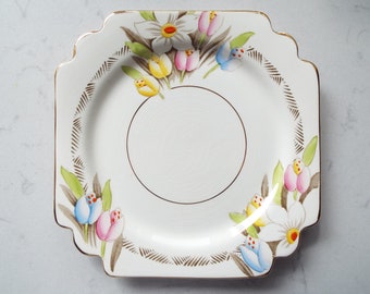 Vintage taartschaal of sandwichschaal, met handgeschilderde tulpen, narcissen en lentebloemen. Vintage theekransje uit de jaren 40