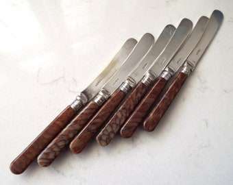 Vintage botermessen met bruine plastic handgrepen. Set van 6 theemessen uit de jaren 40. Engelse verzilverde mesjes. Perfect voor een vintage theekransje