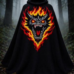 Pode incluir: Capa preta com capuz com um desenho de dragão nas costas. O dragão é representado com cores vermelha, amarela e cinza, rodeado por chamas. A capa é feita de um tecido texturizado, ideal para cosplay ou eventos de fantasia.