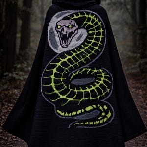 May include: Black hooded cloak with a striking snake design on the back. The snake is rendered in green, grey, and black, with a skull head. The cloak is made from a textured material, ideal for themed events or cosplay.