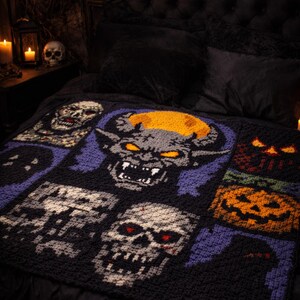 Puede incluir: Una manta negra de ganchillo con varias imágenes temáticas de Halloween. La manta muestra un demonio, calaveras y una calabaza. Las imágenes son en tonos de gris, naranja y blanco, sobre un fondo azul oscuro y negro. La manta está sobre una cama negra.