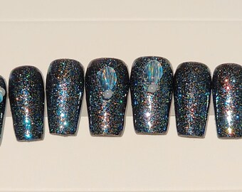 Niebieskie, holograficzne, brokatowe, prasowane paznokcie – średni, krótki, żelowy manicure w kształcie trumny z akcentami z kamieni szlachetnych