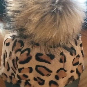 Nieuw!Natuurlijke muts met dierenprint in jockeystijl met wasbeerpom erop!