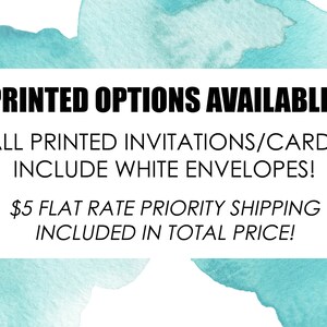 Op de afbeelding: Tekst op een turquoise aquarel achtergrond die luidt: "GEDRUKTE OPTIES BESCHIKBAAR! ALLE GEDRUKTE UITNODIGINGEN/KAARTEN ZIJN INCLUSIEF WITTE ENVELOPPEN! $5 VASTE PRIJS VOOR PRIORITEIT VERZENDING INBEGREPEN IN DE TOTALE PRIJS!"