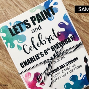 Op de afbeelding: Een witte uitnodiging met kleurrijke verfspatten. De uitnodiging luidt "Let's Paint and Celebrate Charlie's 6th Birthday!" met de datum en tijd van het feest en de locatie van de gebeurtenis: Veivino Art Studios, 13329 SE Misty Dr., Happy Valley, OR 97086.