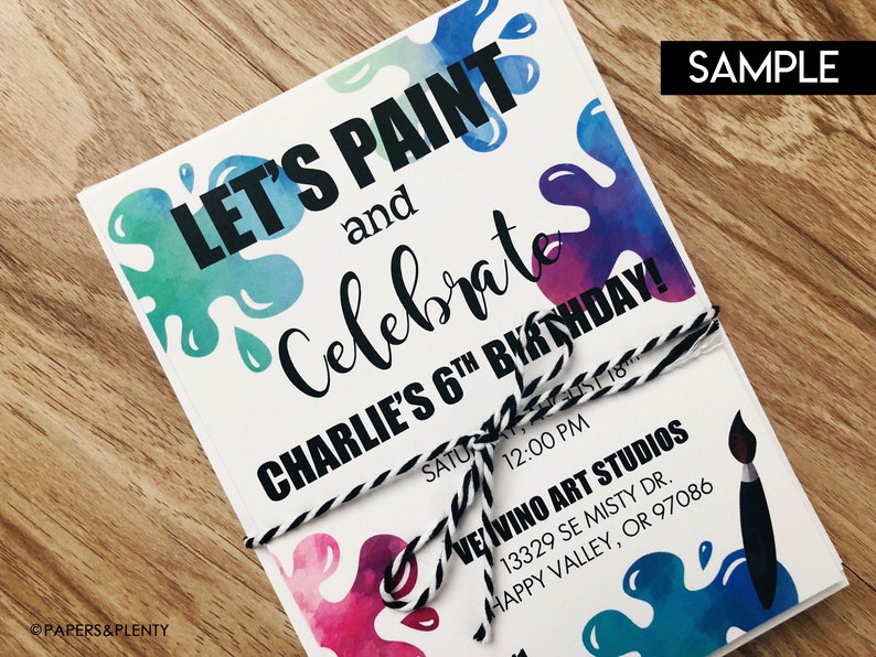 Op de afbeelding: Een witte uitnodiging met kleurrijke verfspatten. De uitnodiging luidt "Let's Paint and Celebrate Charlie's 6th Birthday!" met de datum en tijd van het feest en de locatie van de gebeurtenis: Veivino Art Studios, 13329 SE Misty Dr., Happy Valley, OR 97086.