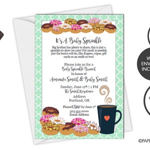 Op de afbeelding: Een lichtblauwe en witte babyshower-uitnodiging met een donut-thema. De uitnodiging luidt "It's a Baby Sprinkle" en bevat de tekst "Please join us for a Baby Sprinkle Brunch in honor of Amanda Smith & Baby Smith". De uitnodiging bevat ook de datum, tijd en locatie van het evenement.