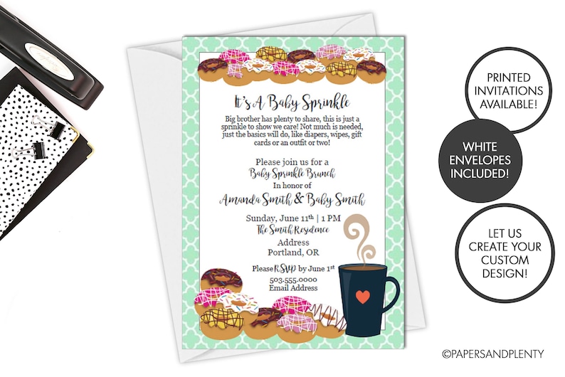 Op de afbeelding: Een lichtblauwe en witte babyshower-uitnodiging met een donut-thema. De uitnodiging luidt "It's a Baby Sprinkle" en bevat de tekst "Please join us for a Baby Sprinkle Brunch in honor of Amanda Smith & Baby Smith". De uitnodiging bevat ook de datum, tijd en locatie van het evenement.
