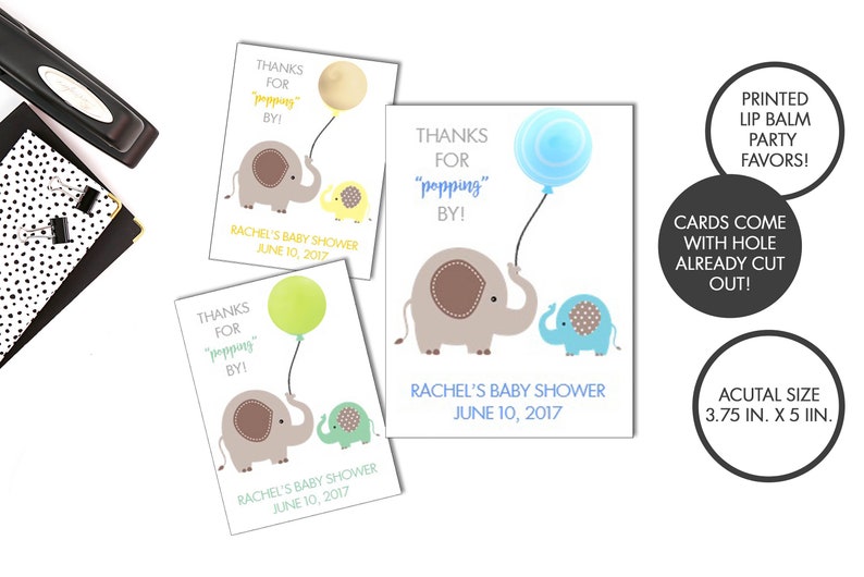 K&ouml;nnte beinhalten: Drei Babyparty-Geschenk-Etiketten mit einem grauen Elefanten und einem kleineren Elefanten, der einen Ballon h&auml;lt. Der Text auf den Etiketten lautet "Danke f&uuml;rs Kommen!" und "Rachels Babyparty am 10. Juni 2017". Die Etiketten sind 3,75 Zoll mal 5 Zoll gro&szlig;.