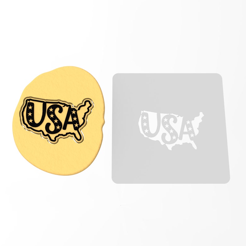 Pu&ograve; includere: Un tagliapasta a forma degli Stati Uniti con la scritta "USA" all'interno. Il tagliapasta &egrave; in metallo e ha una finitura argentata. Il tagliapasta &egrave; su uno sfondo bianco.