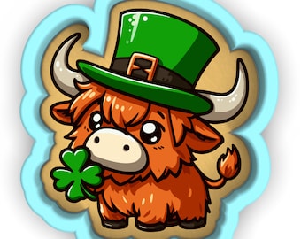 Könnte beinhalten: Eine Cartoon-Illustration einer braunen und orangefarbenen Highland-Kuh, die einen grünen Leprechaun-Hut mit einer goldenen Schnalle trägt. Die Kuh hält ein grünes vierblättriges Kleeblatt im Maul.