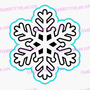 Puede incluir: Un cortador de galletas de copo de nieve en blanco y negro con un contorno azul. El cortador de galletas tiene forma de estrella de seis puntas con detalles intrincados.