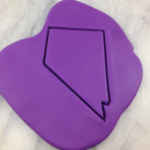 Può includere: Fondant viola con un ritaglio dello stato del Nevada.