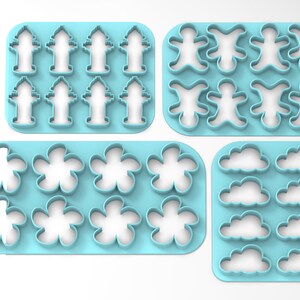 K&ouml;nnte beinhalten: Satz mit sechs blauen Plastik-Ausstechern. Die Ausstecher sind in Form von Hydranten, Lebkuchenm&auml;nnern, Blumen und Wolken.