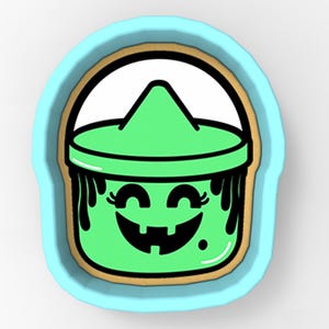 Puede incluir: Un cortador de galletas con forma de cubo verde sonriente con goteo negro y un asa blanca. El cubo tiene una cara feliz con boca y ojos negros. El cortador de galletas está delineado en azul claro y marrón.
