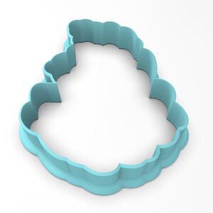 Op de afbeelding: Een lichtblauwe plastic koekjesvormer in de vorm van een wolk met een gegolfde rand.