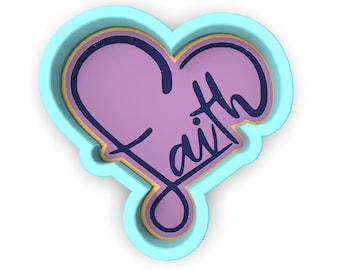 Op de afbeelding: Een lichtblauwe hartvormige koekjesuitsteker met een gouden rand en een donkerblauwe inscriptie die "Faith" in het midden staat.