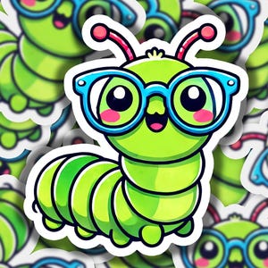 Puede incluir: Una oruga de dibujos animados verde que lleva gafas de montura azul con la nariz y las mejillas rosas. La oruga sonríe y tiene ojos grandes y redondos.