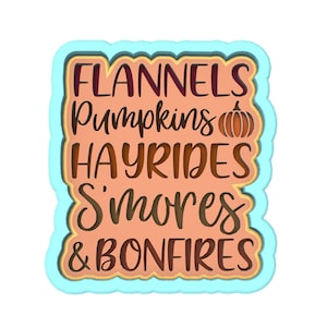 Op de afbeelding: Een digitaal ontwerp met de tekst "Flannels, Pumpkins, Hayrides, Smores & Bonfires" in een bruin en oranje kleurenschema met een kleine pompoenafbeelding.