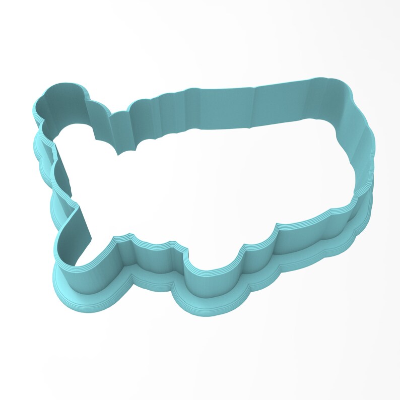 Pu&ograve; includere: Un tagliapasta in plastica blu chiaro a forma di nuvola. Il tagliapasta ha un bordo liscio e arrotondato e una superficie leggermente testurizzata.