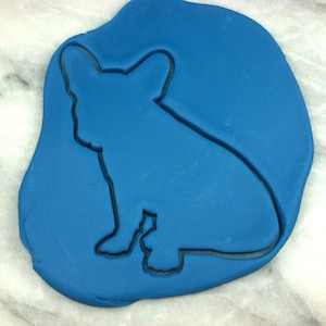 Könnte beinhalten: Ein blauer Fondant-Ausstecher in Form einer Französischen Bulldogge.