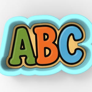 Può includere: Un tagliapasta azzurro a forma di nuvola, con le lettere "ABC". Le lettere sono verdi, arancioni e blu con contorni neri, su uno sfondo beige.
