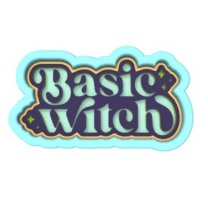 Puede incluir: Un diseño en capas azul y verde con el texto "Basic Witch" en un estilo de fuente retro.