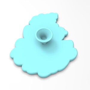Op de afbeelding: Een lichtblauwe siliconen telefoonstandaard in de vorm van een wolk met een ronde basis.